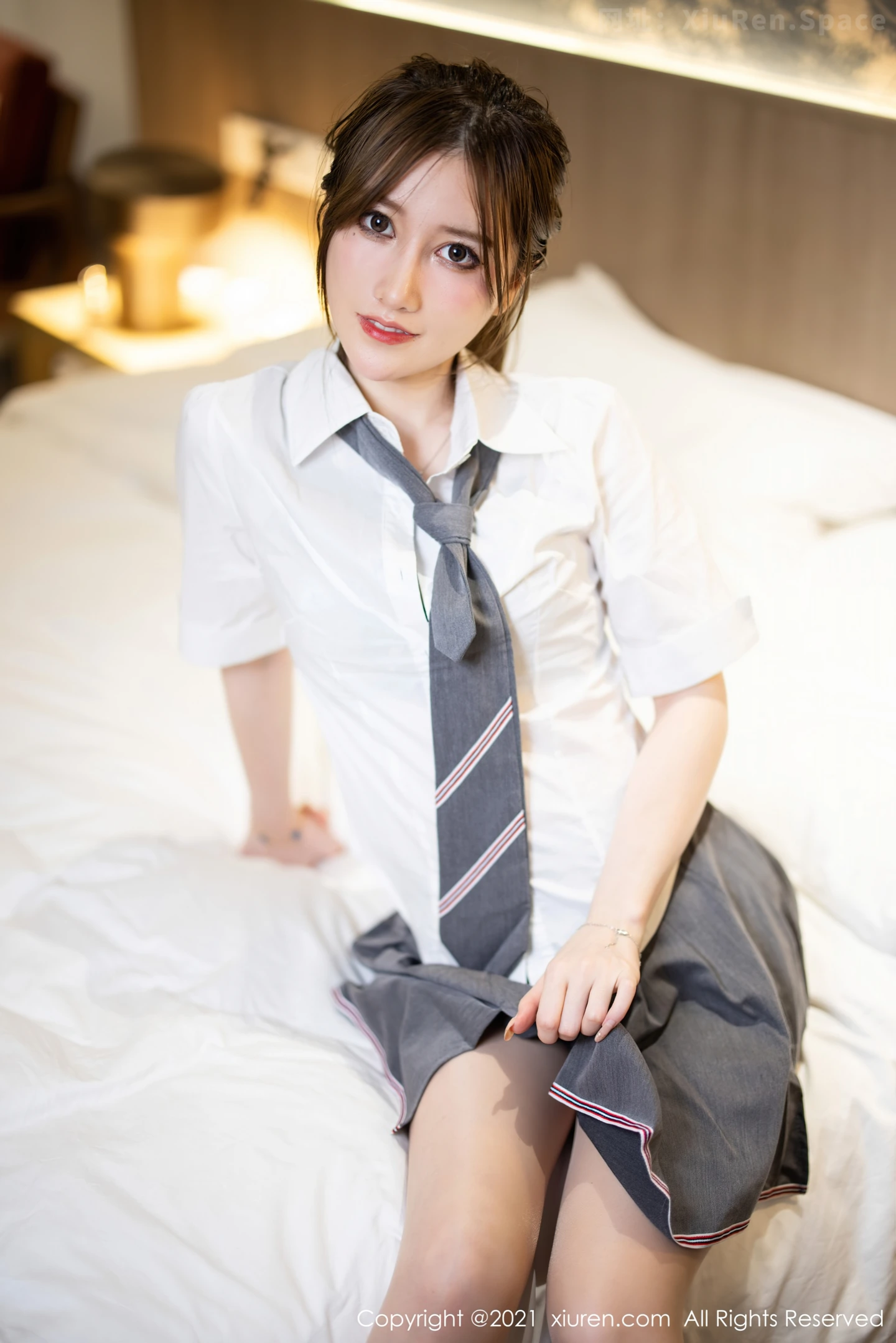 图片[4]-[XiuRen秀人网]VOL.3882 新人模特美桃酱杭州旅拍私房脱JK制服露超薄无内肉丝诱惑写真52P-秀人网官方网站